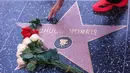 Chuck Norris dikenal dunia sebagai ahli bela diri dan bintang film aksi, seperti serial Walker, Texas Ranger, film Missing in Action, dan duel legendarisnya melawan Bruce Lee di The Way of the Dragon. Tampak dalam foto, bunga mawar diletakkan di bintang Hollywood Walk of Fame aktor Chuck Norris, di Los Angeles, Amerika Serikat, Jumat 20 Maret 2026. (AP Photo/Chris Pizzello)