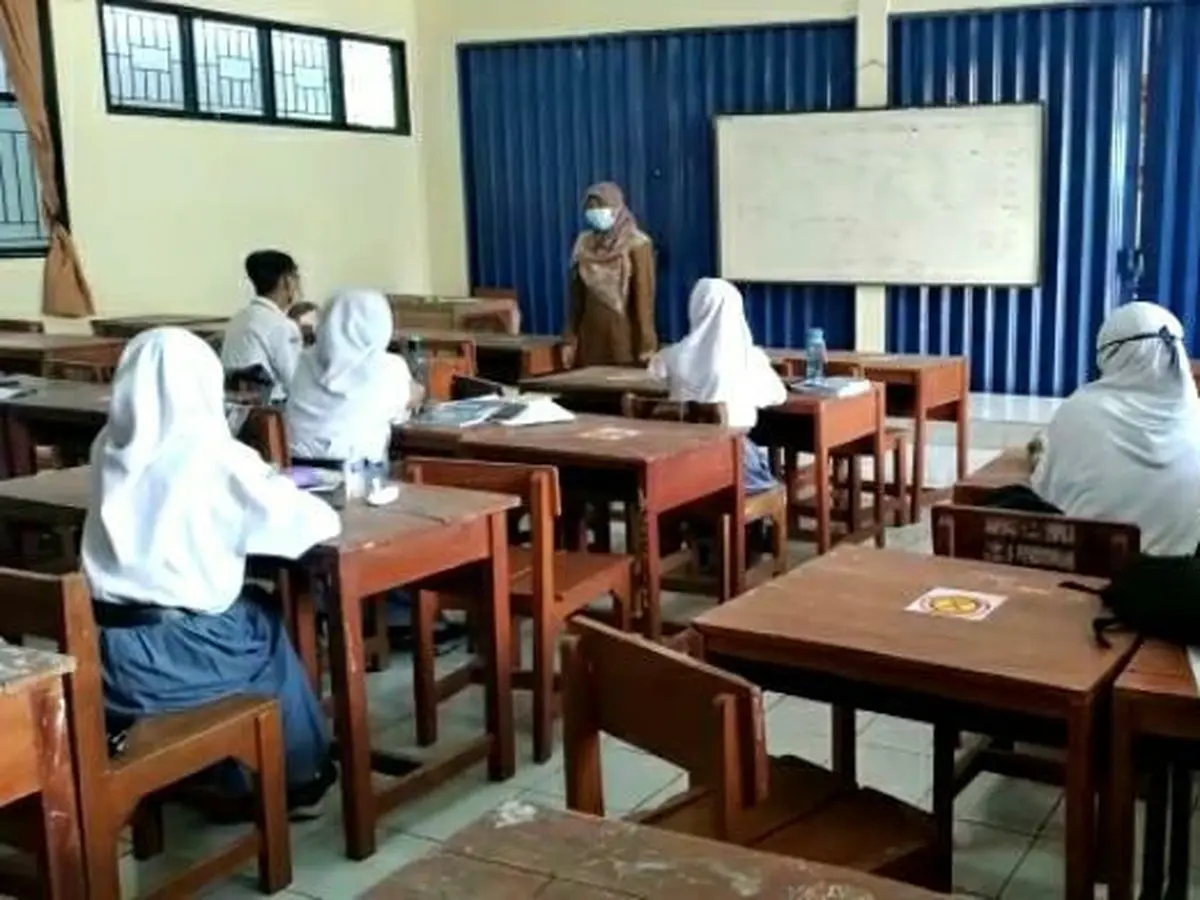 Viral Video Anak SMA Gendong Bayi di Kelas, Warganet: Ayo Tebak Kabupaten  Mana? - Health Liputan6.com