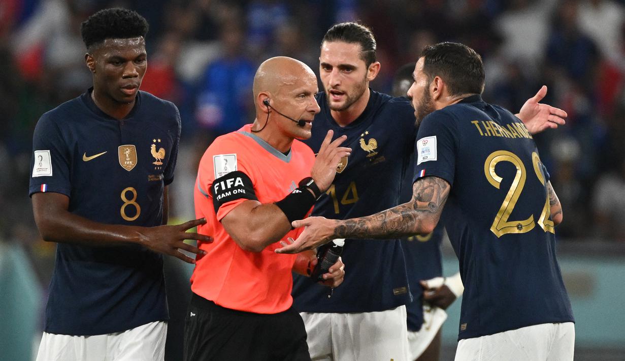 Szymon Marciniak juga pernah bertemu dengan Timnas Prancis kala menjamu Polandia di fase grup Piala Dunia 2022. Ia juga menjalani tugas dengan lugas dalam pertandingan yang berakhir kemenangan untuk Prancis. (AFP/Natalia Kolesnikova)