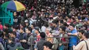 Ribuan suporter antri untuk membeli tiket di Kompleks SUGBK, Jakarta Selatan, Jumat (2/12/2016). Loket ini menyediakan 10.000 tiket. (Bola.com/Vitalis Yogi Trisna)