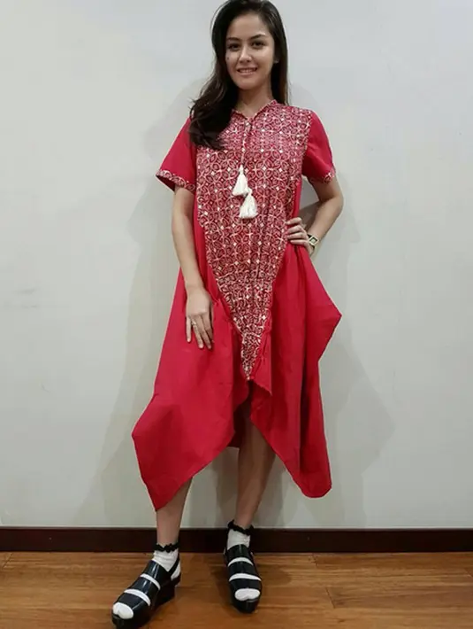 Berat badan yang berangsur seperti semula lantaran kegiatan Reva memberikan ASI secara ekslusif. Menurutnya, program ASI ekslusif itu cukup ampuh menghilangkan lemak dibanding melakukan diet yang merepotkan. (Instagram/Vatemat)