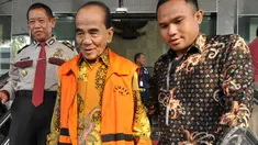 Annas Maamun saat kembali diperiksa KPK, Jakarta, Senin (15/12/2014). (Liputan6.com/Miftahul Hayat)