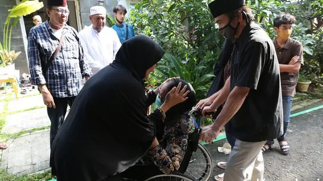 Bersahabat, Ini 6 Momen Histeris Connie Sutedja Takziah Mendiang Nani Wijaya