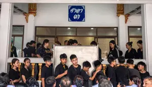 Ayah Pelaku Penembakan Sekolah Thailand Berlutut di Hadapan Keluarga Korban