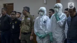 Tim evakuasi saat upacara keberangkatan menuju Wuhan, China di Bandara Soekarno Hatta, Tangerang, Banten, Sabtu (1/2/2020). Sebanyak 250 WNI di Hubei yang tersebar di tujuh lokasi termasuk di Wuhan akan dijemput oleh sejumlah tenaga medis dari Indonesia. (merdeka.com/Imam Buhori)