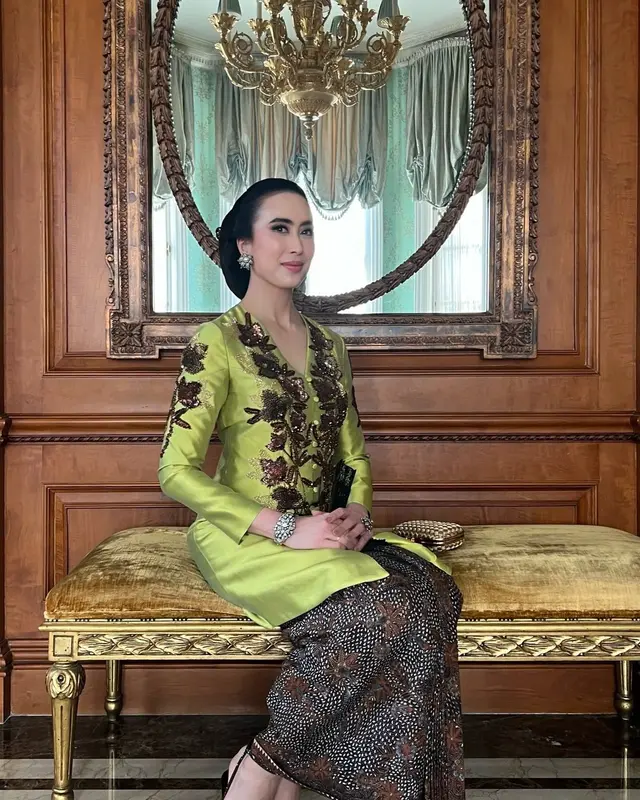 Menpar Widiyanti Putri Wardhana berkebaya bersama Titiek Soeharto. (dok. Instagram @widi.wardhana/https://www.instagram.com/widi.wardhana/p/C1ONqQ5vib7/)