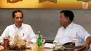 Presiden terpilih Joko Widodo atau Jokowi (kiri) dan Ketua Umum Partai Gerindra Prabowo Subianto berbincang saat makan bersama di FX Sudirman, Jakarta, Sabtu (13/7/2019). Jokowi dan Prabowo santap siang bersama satu meja. (Liputan6.com/JohanTallo)