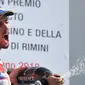 Pembalap Ducati, Andrea Dovizioso merayakan kemenangan dengan menyemprotkan sampanye usai memenangkan balapan MotoGP San Marino di Sirkuit Marco Simoncelli, Misano (9/9). Dovizioso mencetak waktu 42 menit 5,426 detik. (AFP FOTO / Tiziana Fabi)