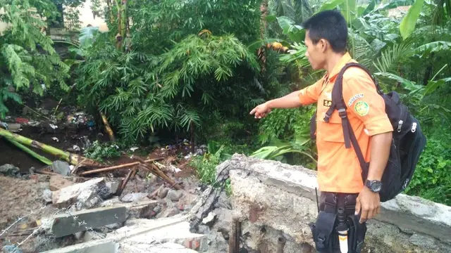 Tembok roboh di SMK N 2 Bawang, Banjarnegara diduga disebabkan tanah labil dicurah hujan lebat. (Liputan6.com/BPBD BNA/Muhamad Ridlo)