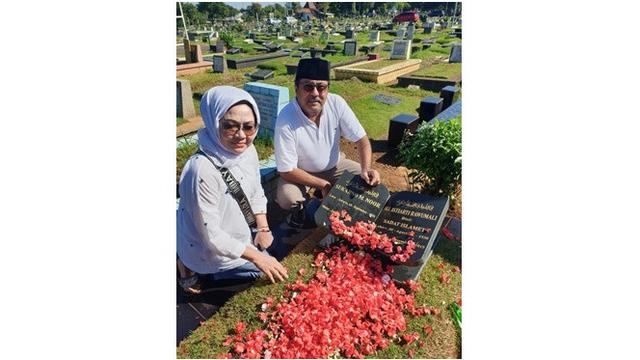 5 Momen Haru Seleb Saat Ziarah Ke Makam Keluarga Jelang Ramadhan