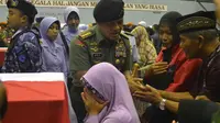 Panglima TNI Jenderal TNI Gatot Nurmantyo ucapkan belasungkawa pada keluarga korban jatuhnya Hercules.(Liputan6.com/Zainul Arifin)