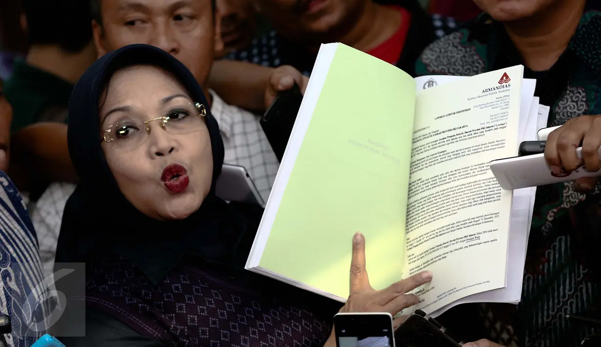Cawagub DKI Jakarta, Sylviana Murni menunjukkan berkas usai menjalani pemeriksaan di Bareskrim Polri, Jumat (20/1). Sylviana diperiksa sebagai saksi kasus dugaan korupsi dana bantuan sosial bagi Kwarda Pramuka DKI Jakarta. (Liputan6.com/Faizal Fanani)