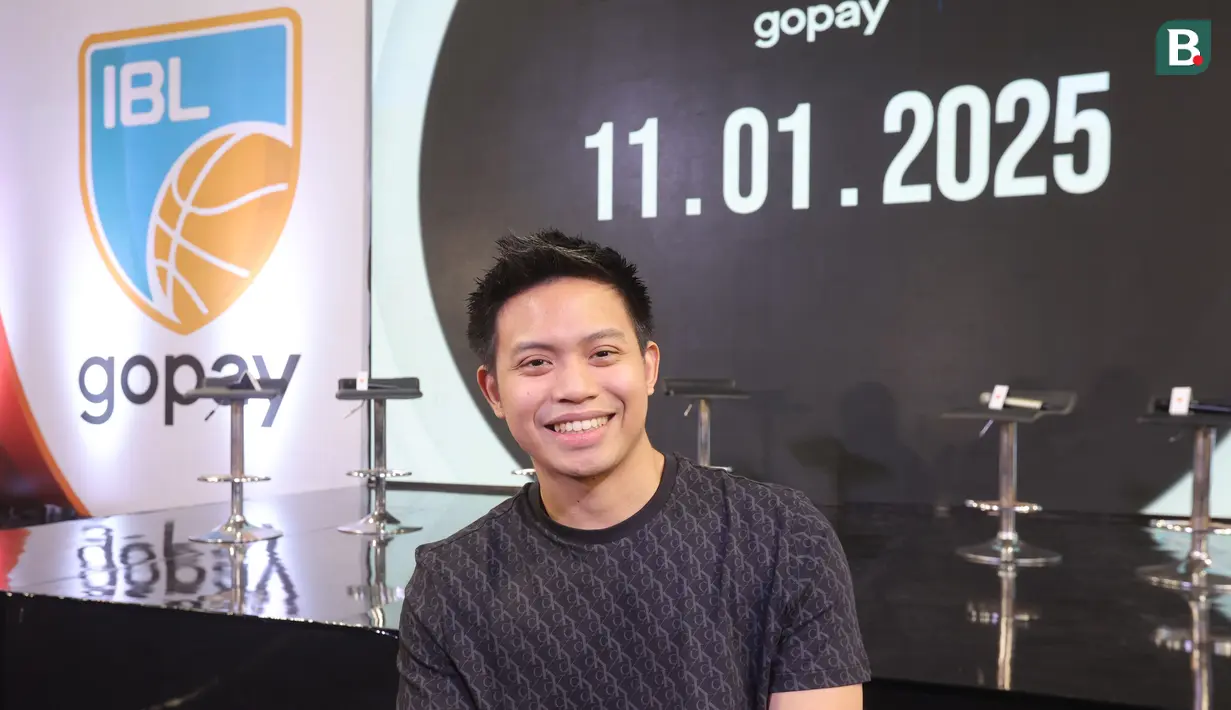 Pemain Pelita Jaya, Andakara Prastawa menghadiri acara Media Day IBL 2025 di KYZN Kuningan, Jakarta Selatan, Kamis siang (12/12/2024). (Bola.com/M Iqbal Ichsan)