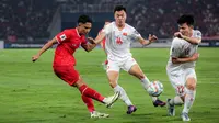 Gelandang Timnas Indonesia, Marselino Ferdinan (kiri) melepaskan tendangan di antara dua pemain Vietnam, Nguyen Thai Son (tengah) dan Phan Tuan Tai pada laga Grup F kualifikasi Piala Dunia 2026 Zona Asia di Stadion Utama Gelora Bung Karno (SUGBK), Senayan, Jakarta, Kamis (21/3/2024). (Bola.com/Bagaskara Lazuardi)