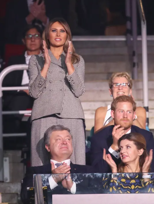 Ekspresi  Ibu Negara AS, Melania Trump saat bertepuk tangan pada upacara pembukaan Invictus Games 2017 di Air Canada Centre, Toronto, Kanada (23/9). Invictus Games merupakan olahraga Internasional untuk petugas yang terluka (AFP Photo/Chris Jackson)