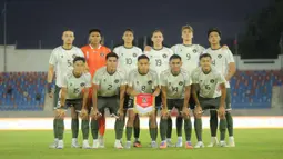 Tim asuhan pelatih Indra Sjafri ini kalah 0-1 dari Filipina. Tampak dalam foto, pemain Timnas Indonesia U-22 berfoto bersama jelang pertandingan perdana Grup C SEA Games 2025 melawan Filipina di Stadion 700th Anniversary, Chiang Mai, Thailand, Senin (8/12/2025). (Bola.com/Bagaskara Lazuardi)