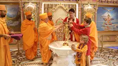 Perdana Menteri Kanada Justin Trudeau bersama dua anaknya mengikuti ritual di Kuil Swaminarayan Akshardham, India (19/2). (AFP Photo/Swaminarayan Akshardham Temple)
