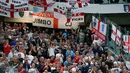 Suporter Inggris memberikan dukungan saat laga persahabatan di Juventus Stadium,Italia, Rabu (1/4/2015). Italia bermain imbang 1-1 atas Inggris. ( Reuters/Carl Recine)