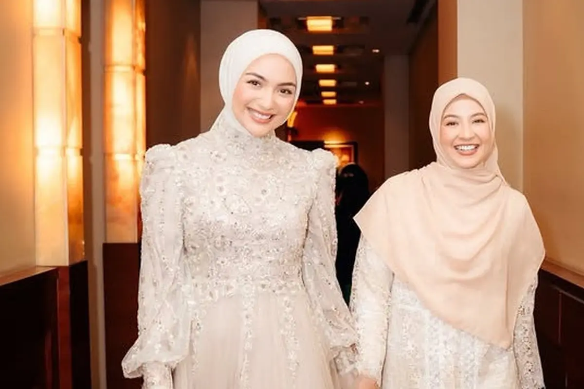 Citra Kirana dan Natasha Rizky Dibalut Dress Coklat saat Premier Film Keajaiban Air Mata Wanita
