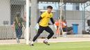 <p>Kiper Timnas Indonesia U-22, Ernando Ari Sutaryadi, saat sesi latihan di Visakha Training Center, Kamboja, Selasa (2/4/2023). Latihan tersebut merupakan persiapan jelang laga melawan Myanmar di SEA Games 2023. (Bola.com/Abdul Aziz)</p>