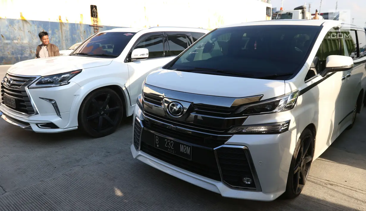 Mobil mewah sitaan KPK dari Bupati Hulu Sungai Tengah (HST) nonaktif Abdul Latif tiba di Pelabuhan Tanjung Priok, Jakarta, Senin (19/3). Kendaraan itu diduga hasil gratifikasi dan TPPU yang menjerat Abdul Latif. (Liputan6.com/Angga Yuniar)