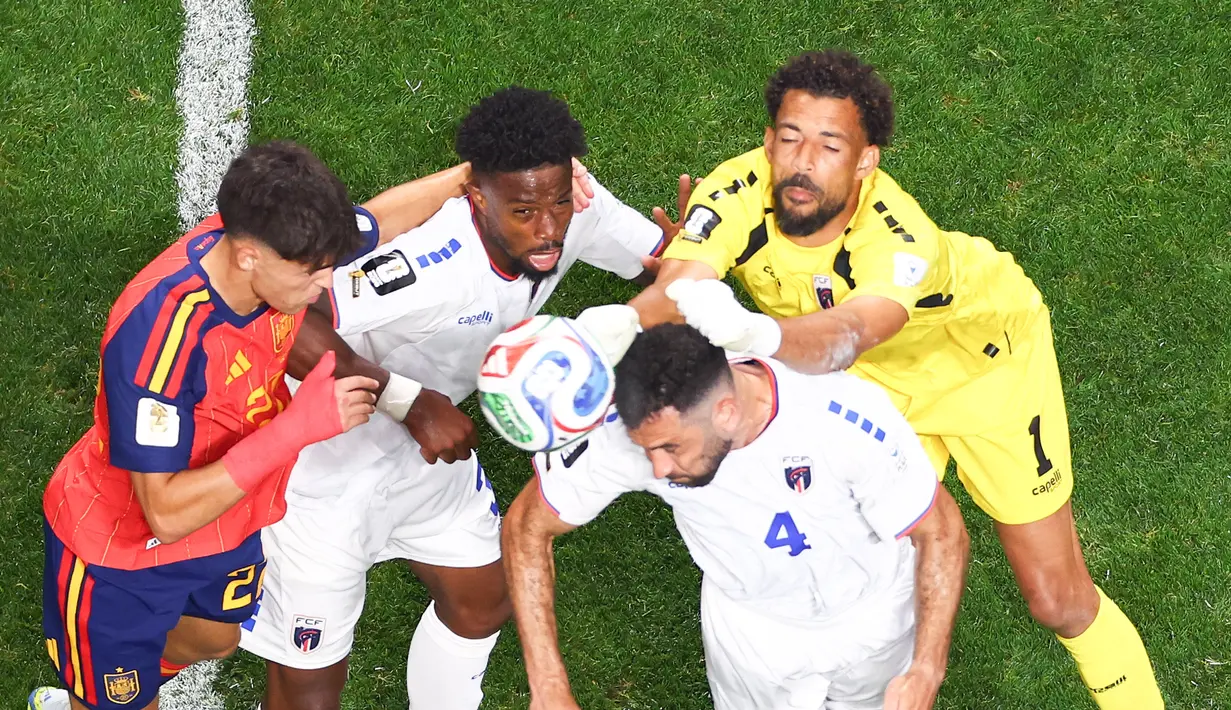 Debut bersejarah Tanjung Verde di Piala Dunia 2026 semakin terasa istimewa berkat sosok seorang veteran bernama Vozinha. Di usia yang telah menginjak 40 tahun, penjaga gawang itu tampil luar biasa dan menjadi tembok kokoh yang menggagalkan kemenangan Spanyol pada laga perdana Grup H. (AP Photo/Colin Hubbard)