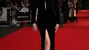 Nicole Kidman berpose saat menghadiri pemutaran perdana film 'Lion' di London Film Festival di London, Inggris, (12/10).  Bergaun hitam dengan belahan di bagian paha, Nicola Kidman terlihat cantik dan seksi. (AP Photo/Joel Ryan)
