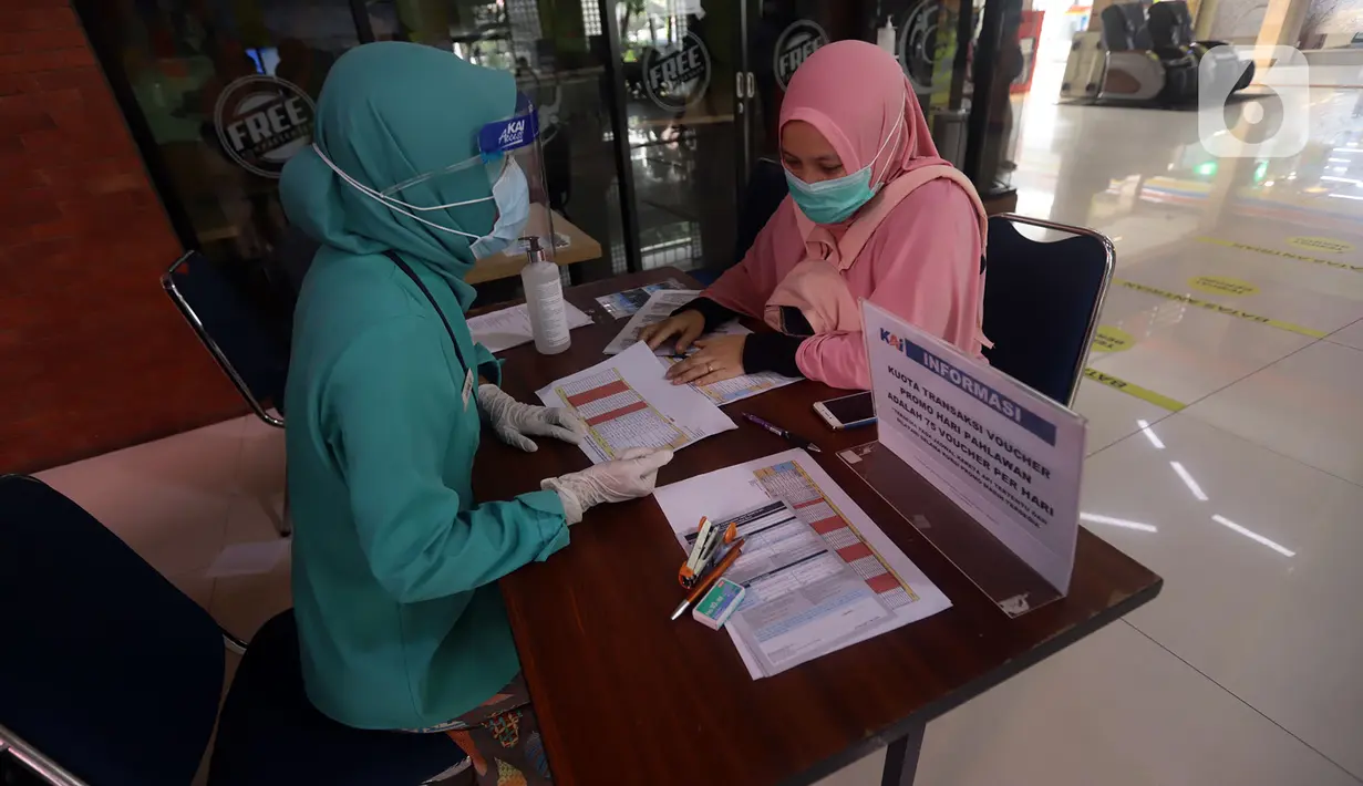 Calon penumpang melakukan pendaftaran untuk mendapatkan voucher tiket kereta api (KA) jarak jauh secara gratis di Stasiun Gambir, Jakarta, Sabtu (7/11/2020). Penumpang yang berhak mendapatkan voucher adalah guru TK sampai SMA sederajat dan tenaga kesehatan kecuali dokter. (merdeka.com/Imam Buhori)