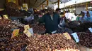 Aktivitas jual beli kurma memasuki bulan suci Ramadan di pasar mingguan di Islamabad pada 5 Mei 2019. Buah khas Timur Tengah, kurma, selama Bulan Ramadan ramai diburu untuk dihidangkan saat berbuka puasa. (Photo by AAMIR QURESHI / AFP)