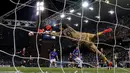 Kiper AC Milan, Gianluigi Donnarumma, berusaha menghalau bola tendangan pemain Sampdoria pada lanjutan Serie A di Stadion Luigi Ferraris, Genoa, Sabtu (17/9/2016) dini hari WIB. (AFP/Marco Bertorello)