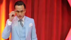 Meski sudah berusia 34 tahun, suami Ussy Sulistiawaty ini selalu memperhatikan penampilannya. Apalagi saat mengenakan setelan jas, Andhika Pratama tampak makin menawan. Seperti saat jadi host di salah satu acara ini, ia terlihat tampan dengan jas warna biru.(Liputan6.com/IG/@andhiiikapratama)