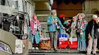 Jemaah haji Indonesia gelombang dua bersiap-siap di hotel Makkah jelang pendorongan ke Madinah menggunakan bus. (FOTO: MCH PPIH ARAB SAUDI 2023)