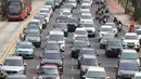 Kendaraan melintas di Jalan Jenderal Sudirman, Jakarta, Minggu (14/10). Kebijakan ganjil genap dinilai efektif dalam mengurangi kepadatan lalu lintas di Jakarta. (Liputan6.com/Immanuel Antonius)