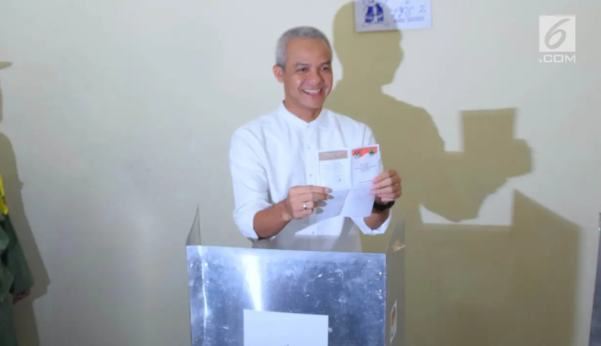 Calon Gubernur Jawa Tengah, Ganjar Pranowo menunjukkan surat suara pada Pilkada Serentak 2018 di TPS 02 Kelurahan Gajahmungkur, Kota Semarang, Rabu (27/6). Ganjar yang didampingi istri menyalurkan hak pilihnya di Pilkada Jawa Tengah. (Liputan6.com/Gholib)