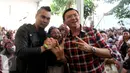 Cagub DKI Jakarta, Basuki Tjahaja Purnama (Ahok) berfoto bersama seorang pria yang mirip musisi Ahmad Dhani di Rumah Lembang, Jakarta, Rabu (25/1). Pria bernama Yoram itu menjadi buruan foto bersama pengunjung Rumah Lembang. (Liputan6.com/Gempur M Surya)