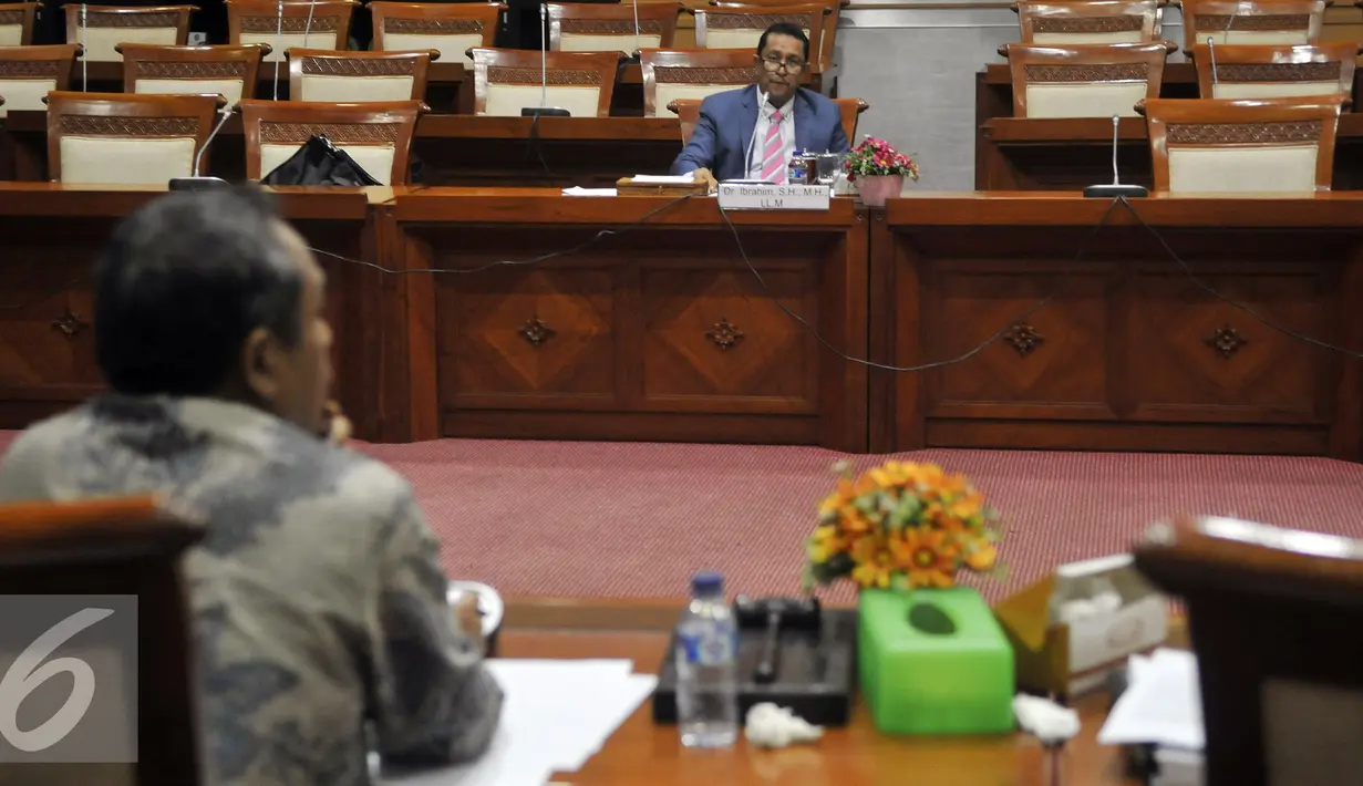 Calon Hakim Agung Ibrahim menyimak pertanyaan dari Komisi III saat mengikuti uji kelayakan dan kepatutan di Kompleks Parlemen Senayan, Jakarta, Senin (29/8). (Liputan6.com/JohanTallo)
