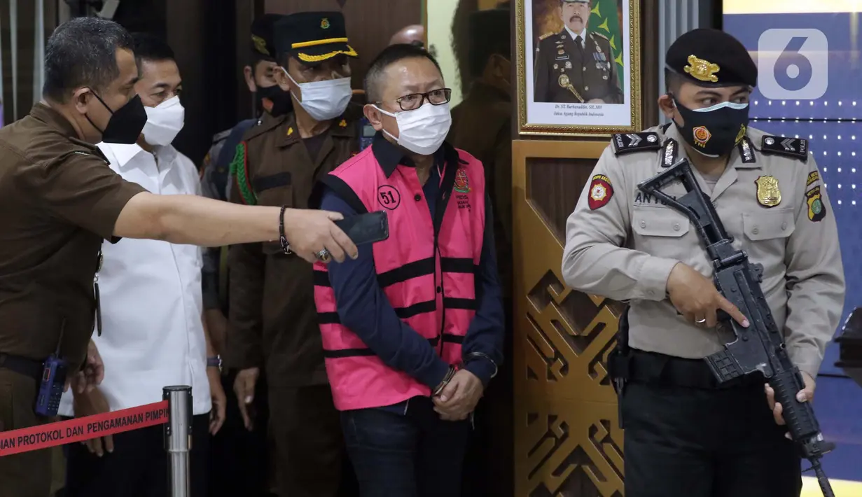 Terpidana kasus pembalakan liar dan perusakan alam, Adelin Lis (tengah) bersiap mengikuti rilis penahanan di Gedung Penerangan Kejaksaan Agung, Jakarta, Sabtu (19/6/2021). Adelin Lis ditangkap di Singapura dan dipulangkan ke Indonesia setelah buron selama 13 tahun. (Liputan6.com/Helmi Fithriansyah)