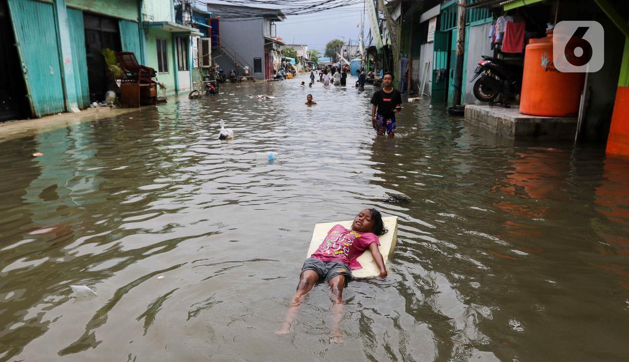 Wilayah yang mengalami banjir rob adalah tiga RT di Kelurahan Marunda dengan ketinggian air sekitar 40 cm, di Kelurahan Pluit dengan ketinggian air 80 sampai 90 cm. (Liputan6.com/Herman Zakharia)