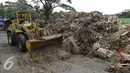 Kendaraan pegeruk sampah diturunkan untuk memindahkan tumpukan sampah dari tempat penampungan sampah di Pasar Induk Kramat Jati, Jakarta, Kamis (5/11/2015). Dalam sehari Pasar Induk dapat menghasilkan 190 ton sampah. (Liputan6.com/Yoppy Renato)