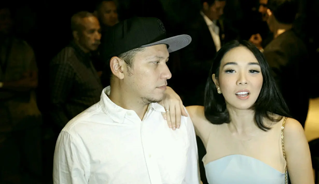 "Kak gisel ngk risih apa kebuka gitu baju nya n dilihat lawan jenis yg lain..@gisel_la" tulis riasyaarvensis. "Mit amit.. emg suka ny udah ky bgtu... Dada utk umum...," tulis stnur_aisah. (Galih W. Satria/Bintang.com)