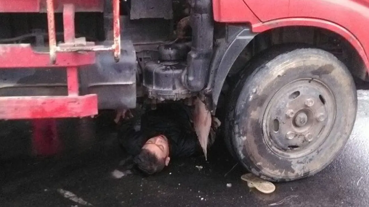 Keberuntungan Pemuda Mabuk yang Nyungsep ke Kolong Truk