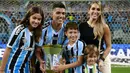 Pemain Gremio, Luis Suarez berpose dengan keluarganya setelah memenangkan Gaucho Championship di Arena do Gremio Stadium, Porto Alegre, Brasil, 8 April 2023. (AFP/Silvio Avila)