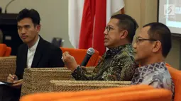 Menteri Agama, Lukman Hakim Saifuddin (tengah) saat diskusi Manfaat Investasi Dana Haji Untuk Umat di gedung Kemkoinfo, Jakarta, Sabtu (5/8). Diskusi dihadiri Menteri PPN/Kepala Bappenas, Bambang Brodjonegoro. (Liputan6.com/Helmi Fithriansyah)