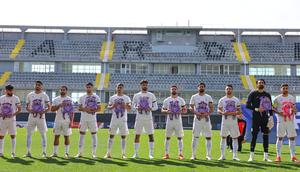 Para pemain timnas Iran melakukan aksi simbolis dengan membawa tas sekolah sebelum melakoni laga uji coba melawan Nigeria di Stadion Corendon Airlines Park, Antalya, Turki, Jum’at, 27 Maret 2026. (AP Photo/Riza Ozel)