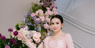 Kebaya dengan sentuhan budaya Aceh juga dikenakan Beby Tsabina saat lamaran. Dirancang Studio Oboh, kebaya sabrina pink itu punya detail pintu Aceh yang dipadukan dengan kain songket. [@studioboh]