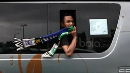 Bobotoh tersenyum menuju stadion saat menggunakan bus di Bandung, Minggu (7/5/2017).  Bobotoh dengan berbagai jenis kendaraan menuju Stadion GBLA untuk mendukung Persib Bandung melawan Persipura. (Bola.com/Nicklas Hanoatubun)