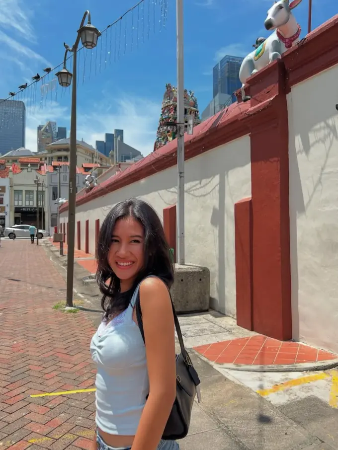 Inspirasi Outfit dan Makeup Warm Tone ala Shenina Cinnamon (Instagram/@sheninacinnamon)