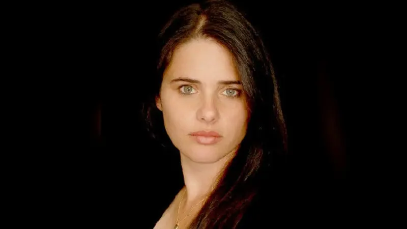 Ayelet Shaked dikenal memiliki pemikiran politik yang mencolok. Sikapnya tak jarang memicu kontroversi 