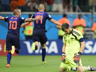 Juara Piala Dunia 2010, Spanyol, dipermalukan Timnas Belanda di laga perdana Grup B di Fonte Nova Arena, Salvador, Brasil, (14/6/2014). (AFP PHOTO/Javier Soriano)