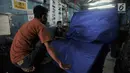 Aktivitas pekerja saat menyelesaikan sablon bendera partai politik di Percetakan Andalas Jaya, Jakarta, Rabu (2/1). Pedagang mengaku pemesanan naik hingga 60 persen dari bulan biasa. (Merdeka.com/Iqbal Nugroho)